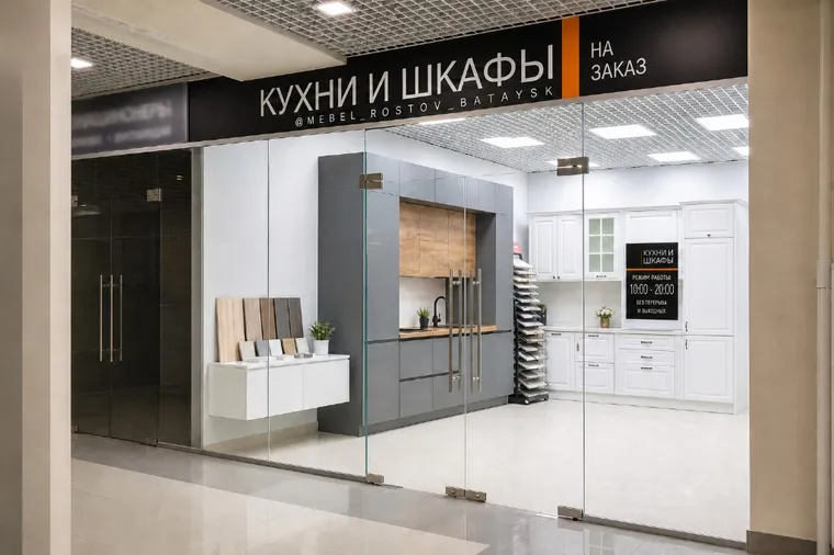 Салон Мебелеров — витрина в ТЦ Оранжерея